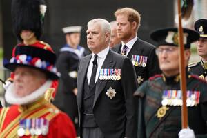 Los dos miembros de la familia real que no usaron uniforme militar y el luto de los Windsor