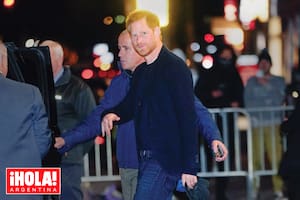 El duque reveló que el primer borrador de su libro tenía aún más revelaciones. “Hay algunas cosas que sucedieron entre mi hermano y yo y entre mi padre y yo que no quiero que el mundo conozca porque ellos no me lo perdonarían jamás”, le dijo Harry al periodista Bryony Gordon.