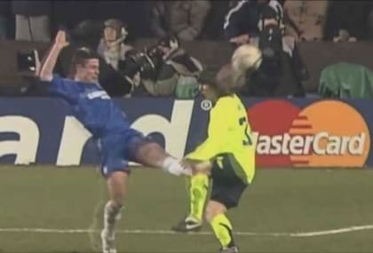 El durísimo foul de Del Horno a Messi, en la Champions 2006