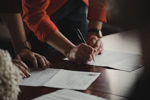 E-Verify en Florida: qué deben saber los migrantes que trabajan en empresas medianas y grandes