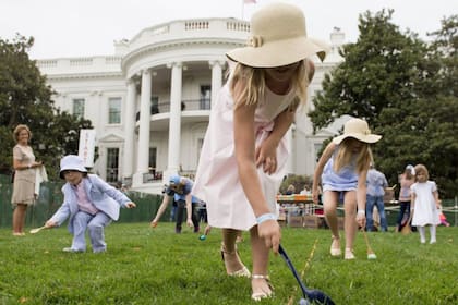 El “Easter Egg Roll” se celebra todos los años durante el lunes siguiente al Domingo de Pascua en el Jardín Sur (Saul Loeb/AFP)