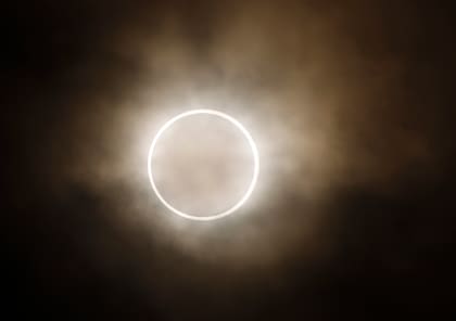 El eclipse anular solar muestra el llamado anillo de fuego