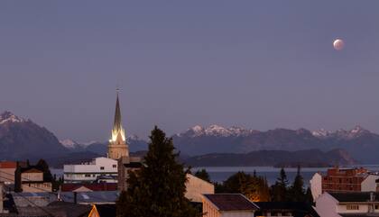 El eclipse de este viernes en el amanecer de la ciudad de Bariloche, en la provincia de Río Negro (Foto: Guillermo Abramson)