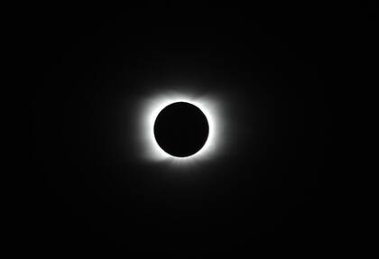 El eclipse desde Piedra del Águila, en Neuquén, a las 13.15, momento en que el sol quedó completamente oculto