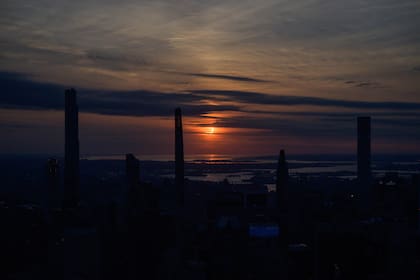 El eclipse solar parcial se eleva entre los edificios del horizonte de Manhattan desde el mirador Edge en Nueva York.