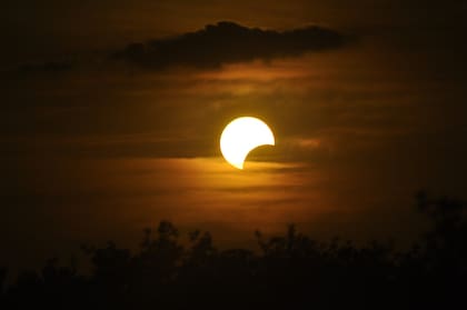El eclipse solar total es el único donde se pueden quitar los anteojos protectores para verlo a simple vista