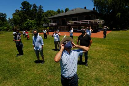 Un grupo de astrónomos aficionados se alejó de la ciudad para ver el eclipse solar