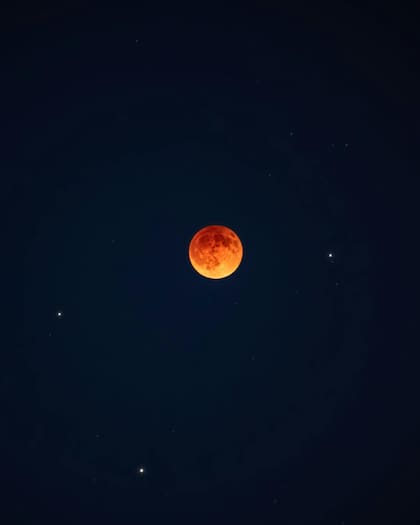 El eclipse total de luna puede observarse a simple vista, sin necesidad de filtros especiales (Pexels/Riste Spiroski)