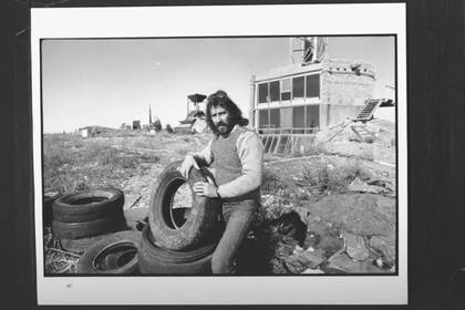 El ecoarquitecto Michael Reynolds con los neumáticos viejos que se pueden utilizar en la construcción de casas