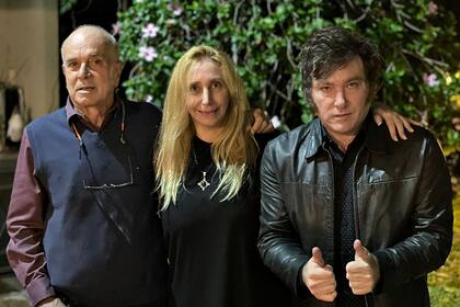 El economista Carlos Rodríguez junto a los hermanos Karina y Javier Milei
