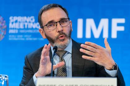 El economista jefe del FMI, Pierre-Olivier Gourinchas, habla en una conferencia de prensa durante la reunión de primavera del Banco Mundial y el FMI en la sede del FMI en Washington, el año anterior.