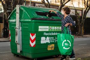 El ecotacho y los contenedores verdes, dos de las claves de la política de reciclado de la Ciudad