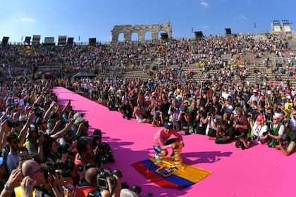 El ecuatoriano Richard Carapaz recibiendo su trofeo al final del Giro de Italia de 2019 en la Arena de Verona.
Foto: Getty Images