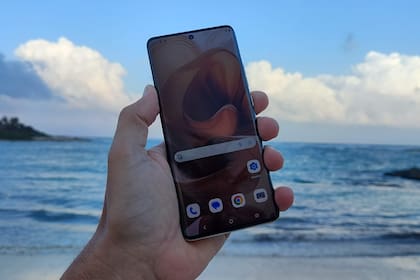 El Edge 50 Ultra tiene una pantalla de 6,67 pulgadas y una tasa de refresco de 144 Hz