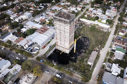 El edificio abandonado se levanta sobre la avenida San Martín, con su estructura expuesta tras años de abandono