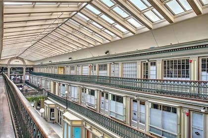 El edificio alberga hoy 17 locales, tres restaurantes y unidades residenciales