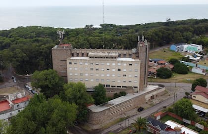 El edificio Alfar, en el sur de Mar del Plata, y el mar de fondo