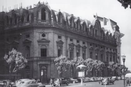El edificio antiguo del Banco Nación, en la esquina de Rivadavia y Reconquista; sobre la derecha de la imagen se ve la construcción nueva de la entidad bancaria, la ochava que hoy está en Rivadavia y 25 de mayo