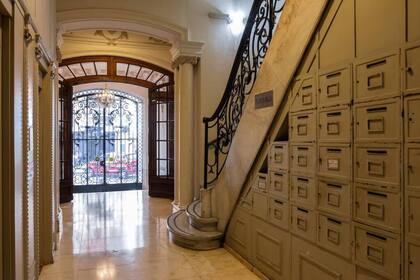 El edificio aún mantiene intacto su buzón de correos.