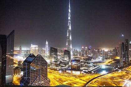 El edificio Burj Khalifa brilla de día y de noche.