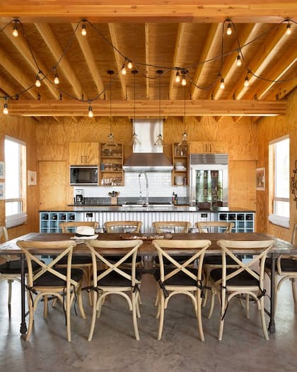 El edificio central ofrece un amplio living grupal donde las parejas se reúnen para compartir momentos cotidianos y encuentros especiales