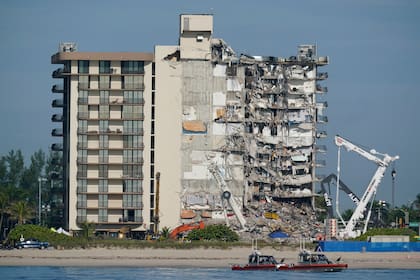 El edificio Champlain Towers South luego del derrumbe de la estructura, en Surfside, Florida, en 2021. (AP Foto/Mark Humphrey, archivo)