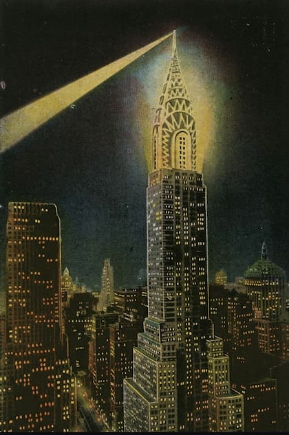 El Edificio Chrysler por la noche en los años 30, en una de las postales que exhibe el Museo de la Ciudad de Nueva York