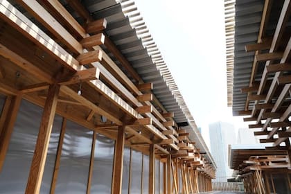 El edificio comunal se construyó con 40.000 piezas de madera japonesa