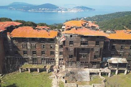 El edificio, con seis pisos, había sido diseñado y construido en 1898 por el arquitecto franco-otomano Alexander Vallaury