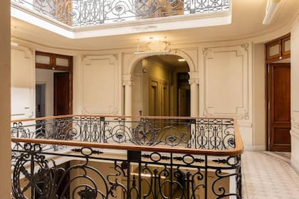 El edificio cumple la función de ser tanto residencial como espacio de oficinas.