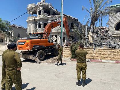 El edificio dañado donde vivía la familia de Raja Katib