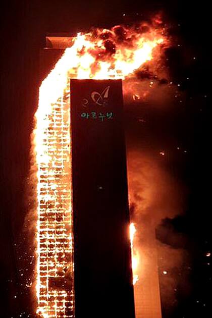 El edificio de 33 pisos envuelto en llamas en Ulsan, Corea del Siur