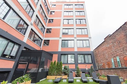 El edificio de cinco pisos es una antigua fábrica de papel