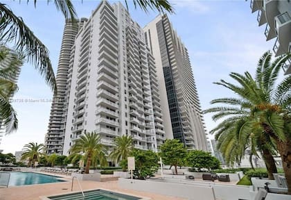 El edificio de la avenida Brickell 1060 donde está otro departamento que compró Vázquez y después vendió