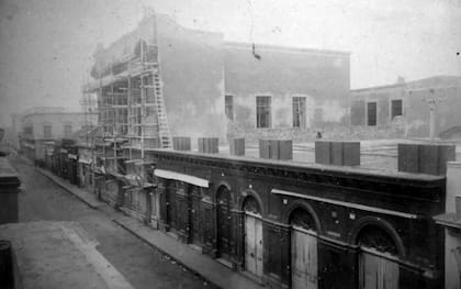 El edificio de la sucursal Rosario del Banco de Londres & Río de la Plata, en la calle San Martín entre Córdoba y Rioja, durante su construcción en 1870.