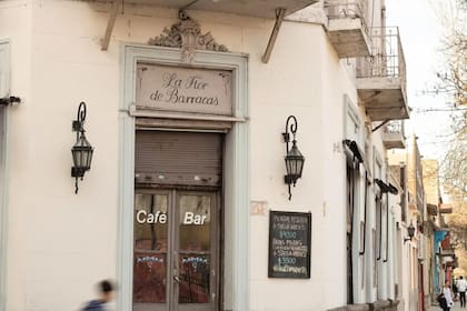 El edificio de líneas austeras con sus farolas típicas y sus ventanas fileteadas en esa ochava solitaria sedujeron a su actual dueña
