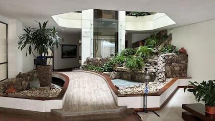 El edificio de Nerfhi Rojas tiene cuidadas zonas comunes y portero de seguridad, pero su apartamento luce desolado. Vendió muchos de sus muebles para sostenerse. Foto: José Carlos Cueto / BBC News Mundo