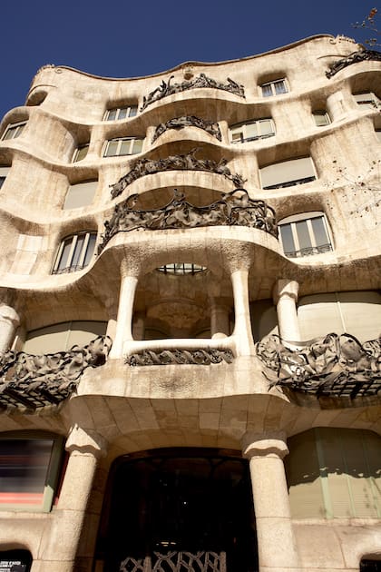 El edificio de ocho plantas de La Pedrera se construyó entre 1906 y 1912.