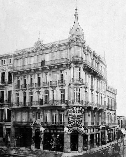 El edificio de Schindler, en la esquina noroeste de Perú y Av. de Mayo. Antes de Casa Tagini funcionó allí la empresa de seguros La Positiva
