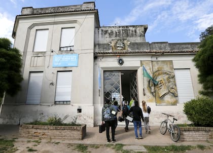 El edificio de una de las escuelas elegidas tiene 118 años