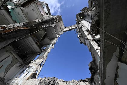 El edificio del gobierno regional en la ciudad de Mykolaiv, destruido a principios de junio. (Photo by Genya SAVILOV / AFP)