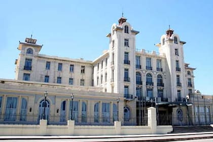 El edificio del Parlasur se ubica frente a la rambla de Montevideo