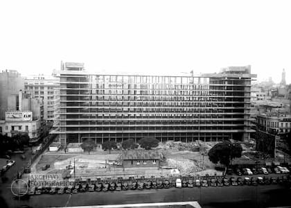 El Edificio del Plata en construcción en 1954, cuando ya la obra llevaba seis años. Sustituyó al Mercado del Plata, de 1856.