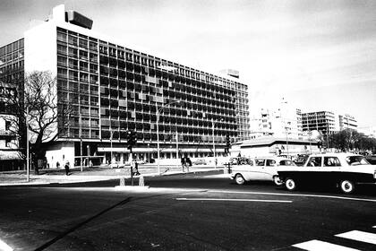 El Edificio del Plata se inauguró en 1962. Antes fue Mercado del Plata y, más lejos en el tiempo, Plaza Amarita y Hueco del Curro Moreno.