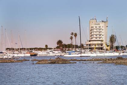 De los arquitectos Jorge Herrán y Luis Crespi, el Yacht Club Uruguayo es uno de los faros de la ciudad. Entre las variantes del estilo Moderno (art nouveau, racionalismo, estilo náutico), lógicamente se eligió el que se inspiraba en la síntesis funcional y estética de los grandes transatlánticos