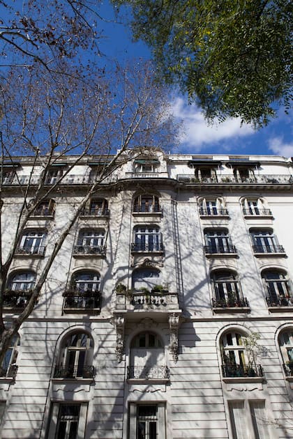 El edificio diseñado a distancia por el arquitecto Henri Azière, también autor de Palacio de los Patos, a pocas cuadras