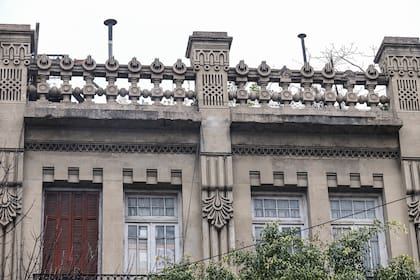 El edificio diseñado por el arquitecto Guillermo Alvarez tiene características del art nouveau y representa una de las piezas del modernismo catalán en Buenos Aires