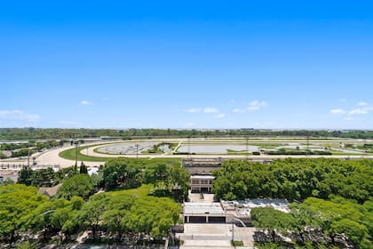 El edificio diseñado por Mario Roberto Álvarez, tiene 70 metros de frente sobre la Avenida del Libertador