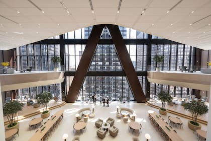 El edificio diseñado por Norman Foster tiene 60 pisos