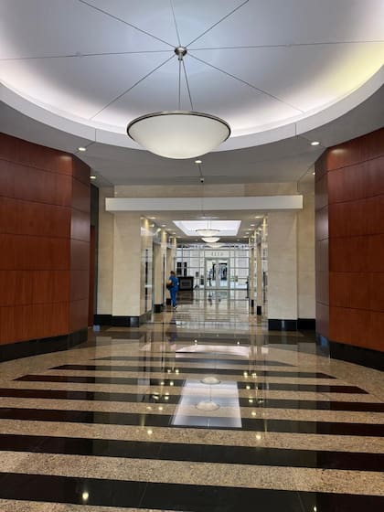 El edificio donde estaban las empresas gemelas, por dentro